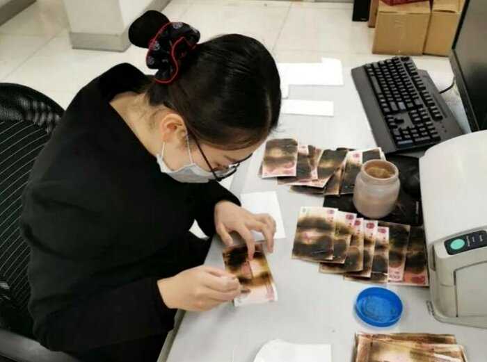 Женщина в Китае попыталась продезинфицировать банкноты в микроволновке