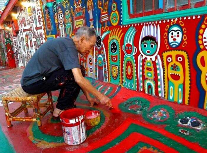 История о том, как искусство 96-летнего пенсионера спасло деревню от сноса