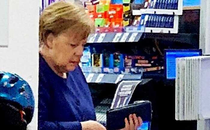 «Кому что»: Меркель накупила вина и туалетной бумаги для апокалипсиса