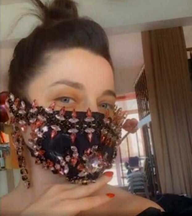 Российские знаменитости в дизайнерских масках от коронавируса