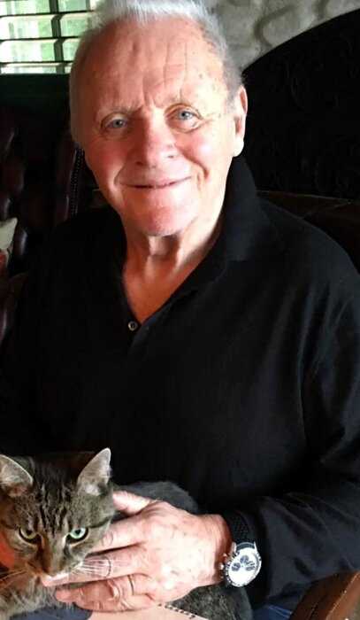 «Долой коронавирус»: 82-летний актёр Энтони Хопкинс изолировался дома с котом