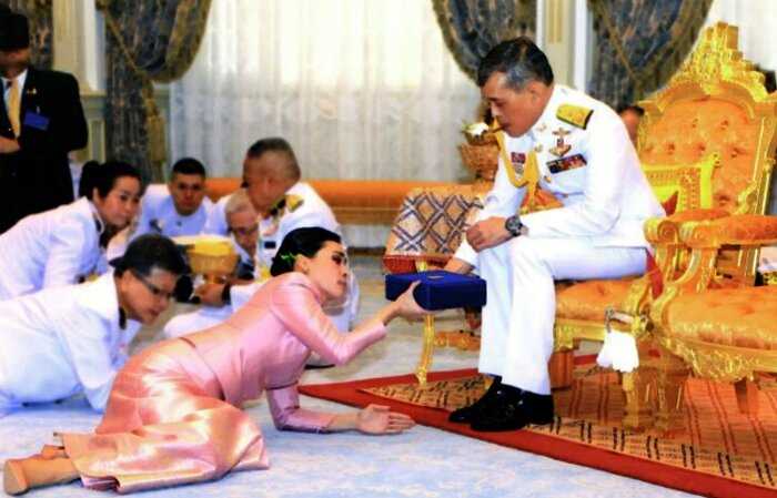 Скандал: король Таиланда взял в самоизоляцию 20 наложниц