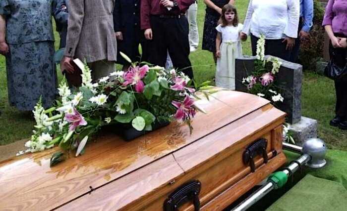 В Великобритании 17 родственников подхватили коронавирус на похоронах бабушки