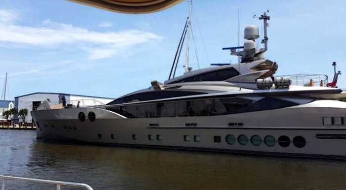 «Изолировался по-царски»: российский миллиардер проводит карантин на супер-яхте