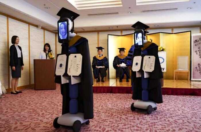 Японский университет нашёл гениальное решение для выпускного во время пандемии