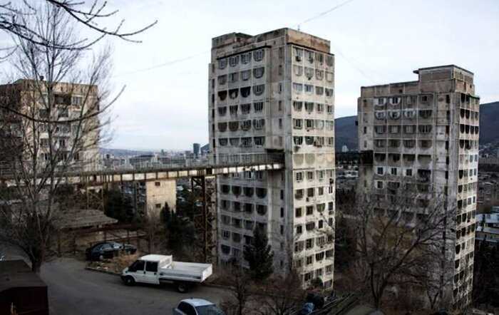 Уникальные советские панельные дома в Грузии. Зачем между ними построили мосты?
