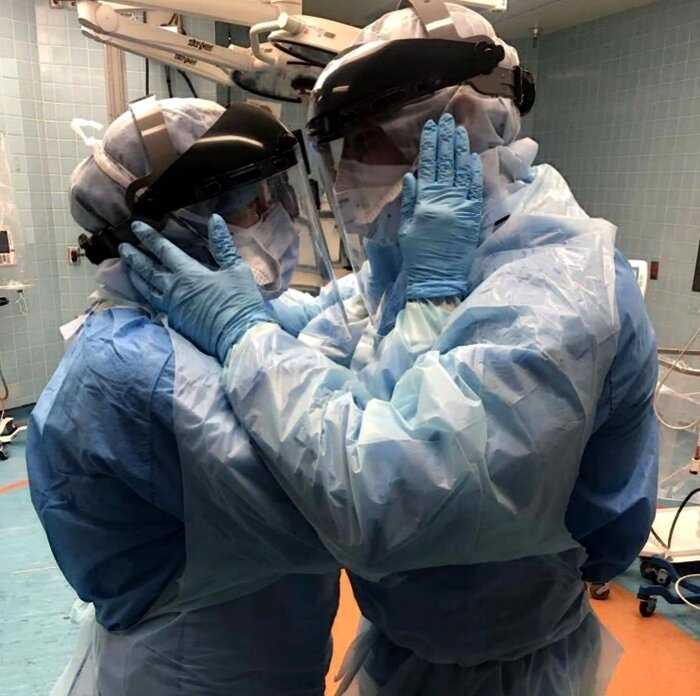 «Поцелуй жизни»: фото влюбленных медиков стало символом борьбы с коронавирусом