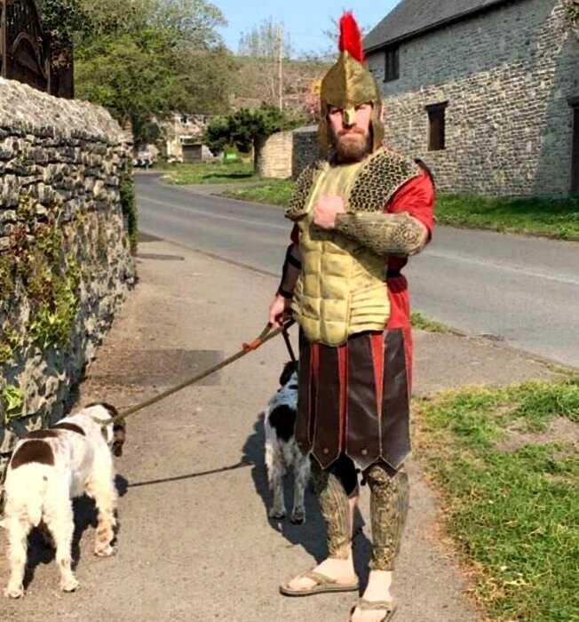Британец каждый день надевает новые костюмы для выгула собак и веселит соседей