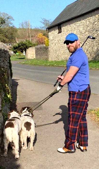 Британец каждый день надевает новые костюмы для выгула собак и веселит соседей