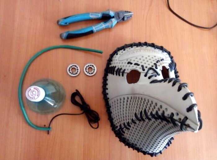 Российский айтишник показал, как сделать маску чумного доктора из старого компьютера
