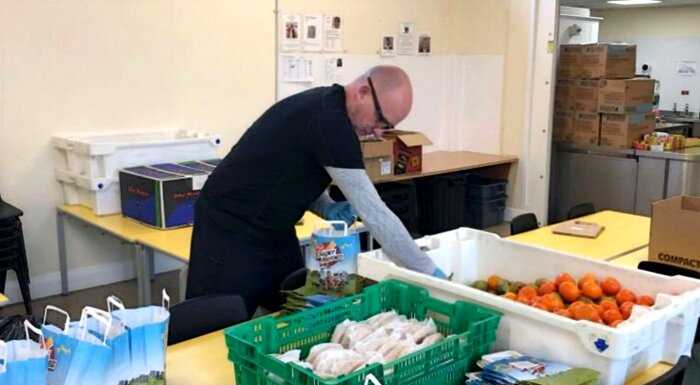 Британски учитель каждый день проходит по 8км, чтобы накормить своих учеников