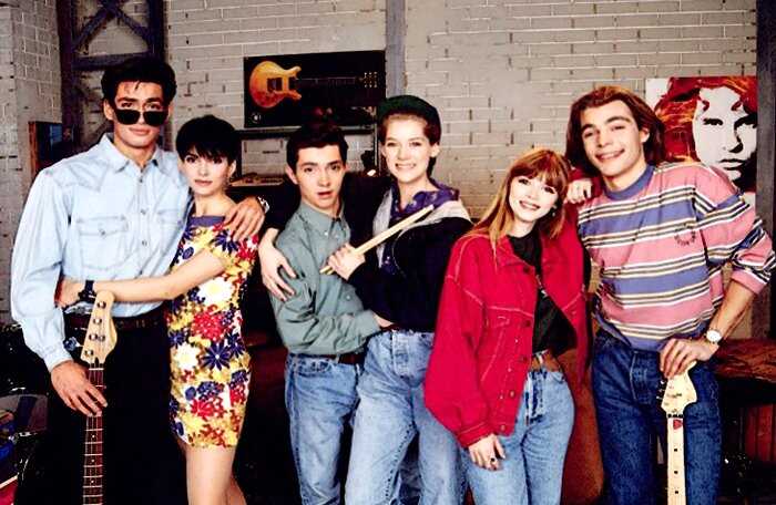 Как сложилась жизнь актёров из популярного в 90-е сериала: «Элен и ребята»