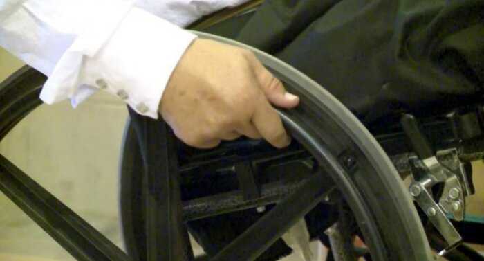 Прикованный к инвалидной коляске мужчина смог встать на своей свадьбе, чтобы подойти к невесте