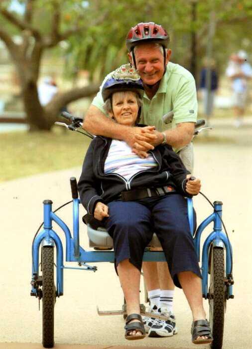 Мужчина сконструировал велосипед, чтобы кататься со своей больной женой, которая любит велопрогулки