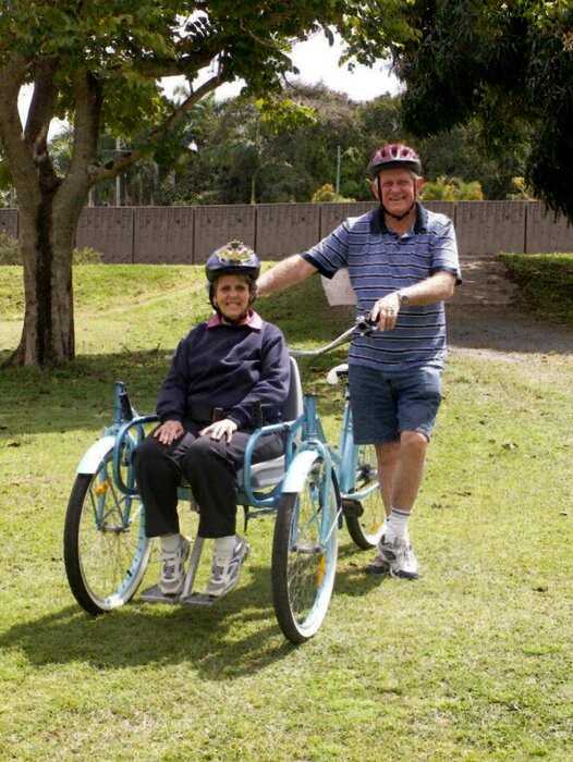 Мужчина сконструировал велосипед, чтобы кататься со своей больной женой, которая любит велопрогулки