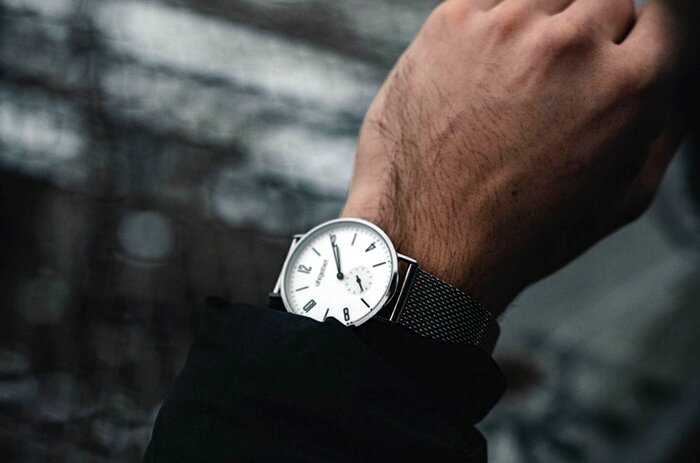 Как человек, который изобрел часы, знал какое время на них установить?