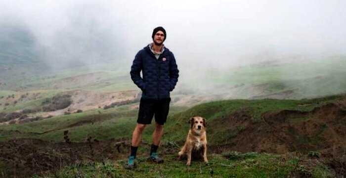 Мужчина взял с собой бездомного пса в путешествие, чтобы тот стал первой собакой, обошедшей пешком весь мир