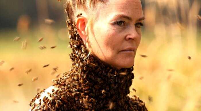 Королева пчел: американка носит на голом теле 12 тысяч пчел вместо одежды