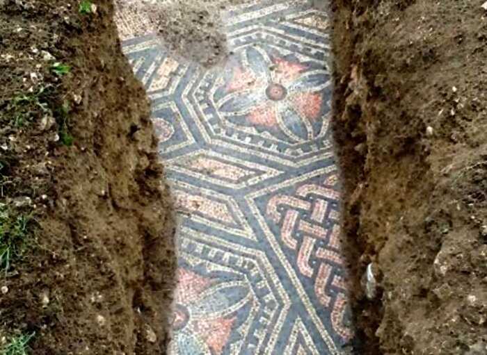 В виноградниках  обнаружили мозаичный пол древнеримской виллы