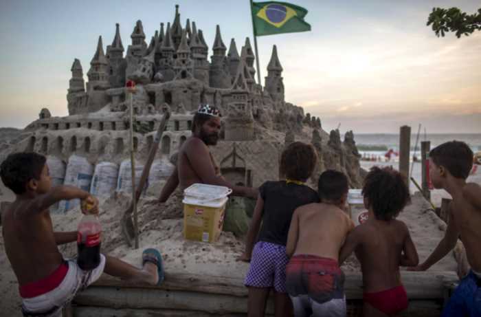 Мужчина построил себе песчаный замок на пляже и живёт там 24 года