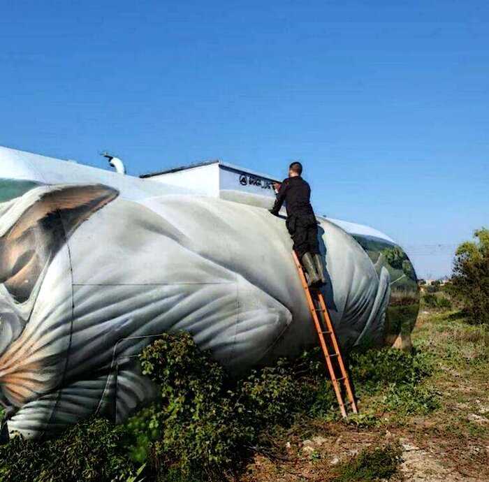 Художник разукрасил цистерну посреди поля, превратив её в гигантского реалистичного сфинкса
