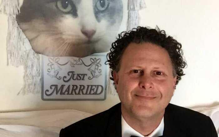 Свадьба по расчету: мужчина женился на кошке ради денег