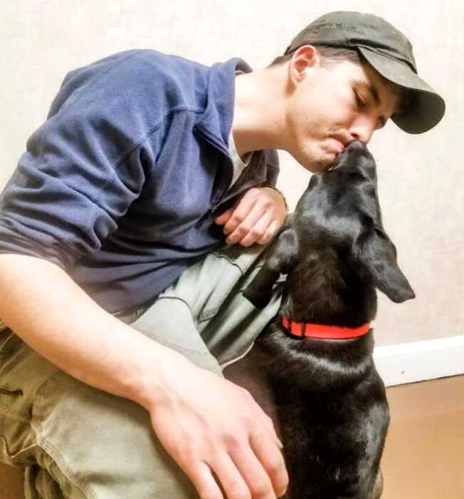 Глухой парень приютил глухого щенка, которого никто не хотел брать из приюта