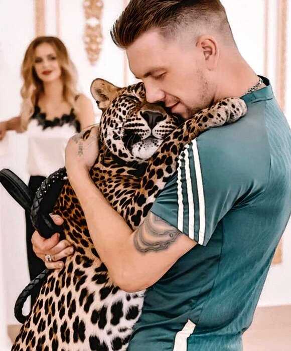 Мужчина выкупил больного детеныша леопарда из зоопарка. Теперь этот красавец живет у него дома