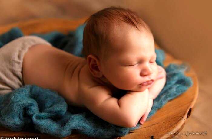 Фотоссесия с новорожденным пошла не по плану — заснули сами родители