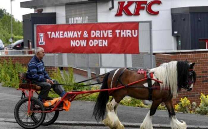 В KFC-авто отказались обслужить мужчину на конной повозке