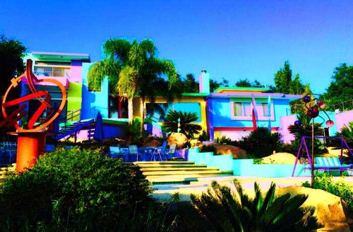 Художница выкрасила свой дом в яркие цвета, и теперь ее ненавидят соседи