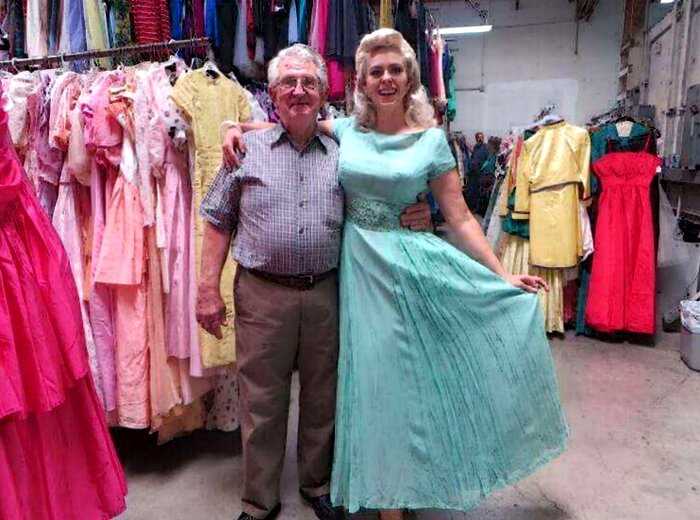 За 56 лет брака мужчина купил жене 55 тысяч платьев