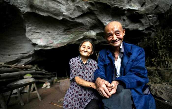 Супруги после свадьбы поселились в пещере и почти 60 лет живут там
