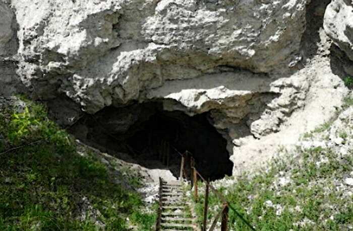 Супружеская пара 60 лет живет в пещере