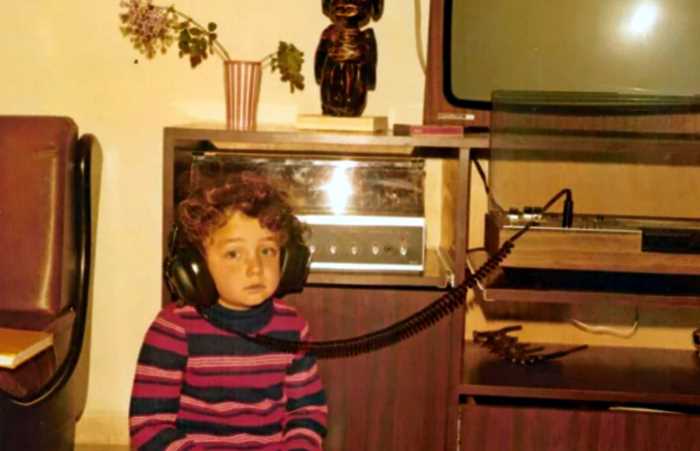Привязанные к музыке: как дети слушали музыку в наушниках до изобретения переносных плееров
