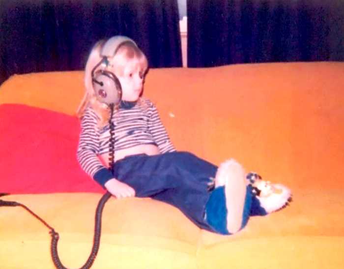 Привязанные к музыке: как дети слушали музыку в наушниках до изобретения переносных плееров