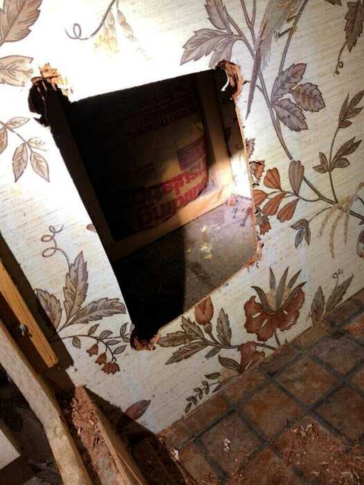 Семья вскрыла стену в ванной и нашла косметические «сокровища», которые лежали там с 80-х