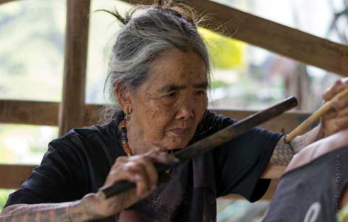103-летняя филиппинка — самая легендарная татуировщица мира, хранящая древнюю традицию