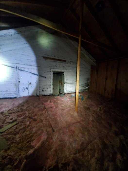 Мужчина обнаружил тайный дом на своём чердаке, но выглядит это, как будто сцена из фильма ужасов