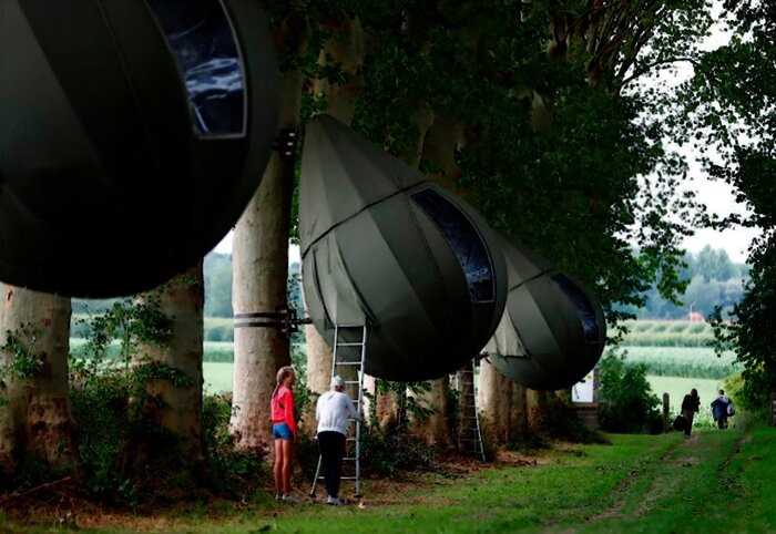 Бельгийцы проводят летний отдых в палатках-каплях, созданных голландским художником