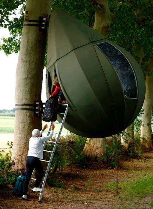 Бельгийцы проводят летний отдых в палатках-каплях, созданных голландским художником