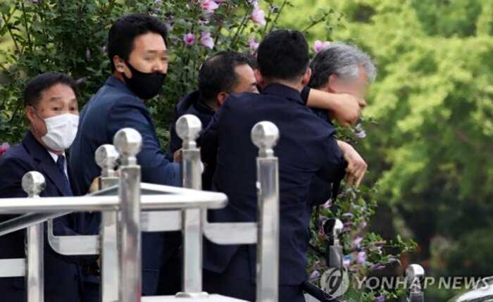Житель Кореи бросил ботинок в президента