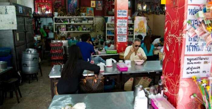 В ресторане Бангкока подают рагу, которое варится уже 45 лет