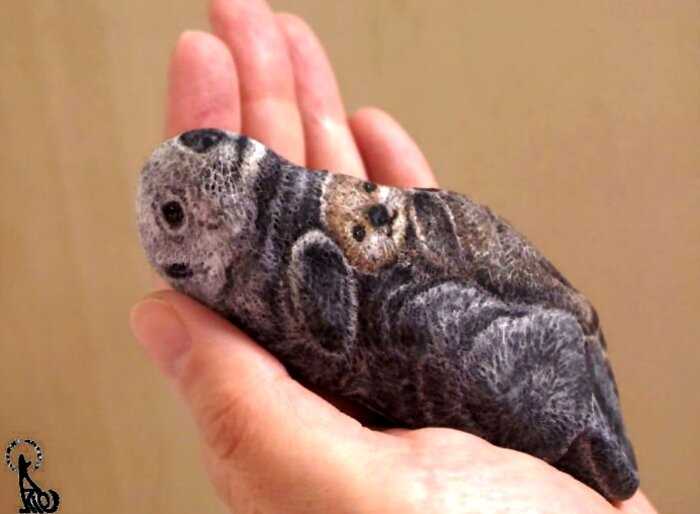 Художница из Японии превращает обычные камни в очаровательных зверьков размером с ладонь