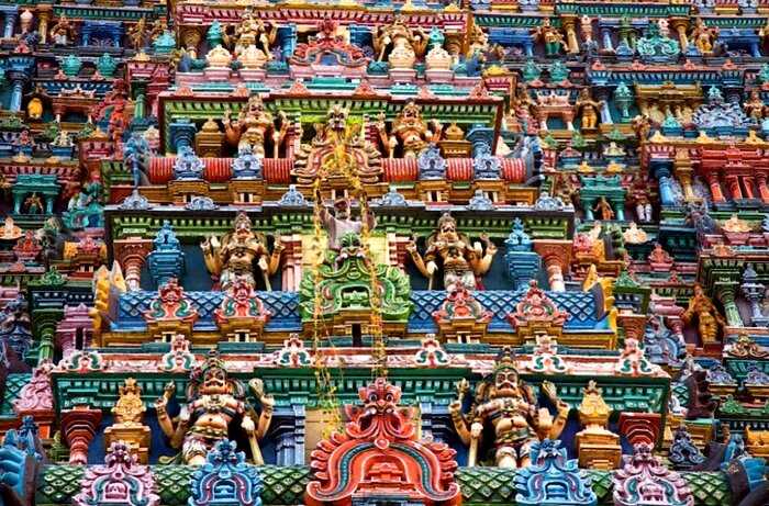 Стены этого индийского храма состоят из тысяч скульптур
