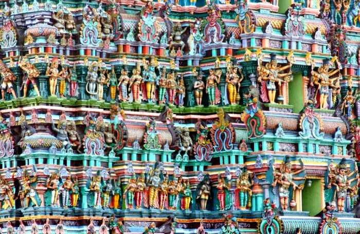 Стены этого индийского храма состоят из тысяч скульптур