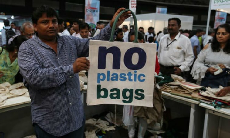В тюрьму за пакет: в Мумбае запретили вещи из пластика