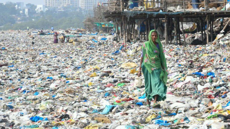 В тюрьму за пакет: в Мумбае запретили вещи из пластика