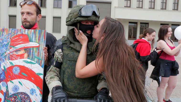 Щиты опущены. Девушки обнимают силовиков и дарят им цветы у Дома правительства в Минске