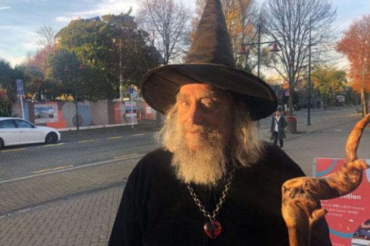 B Новой Зеландии мужчина официально работает волшебником и получает за это $10000